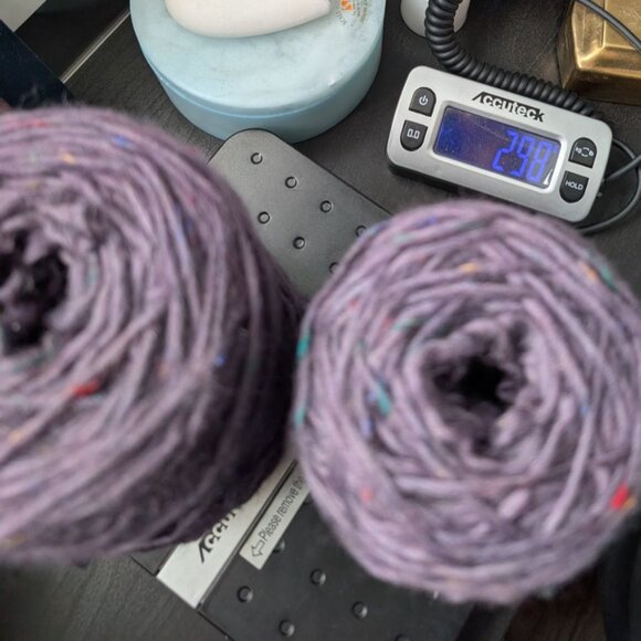 Lot of 4 Cakes Reclaimed Purple Speckled Wool Yarn 298g - Picture 4 of 4